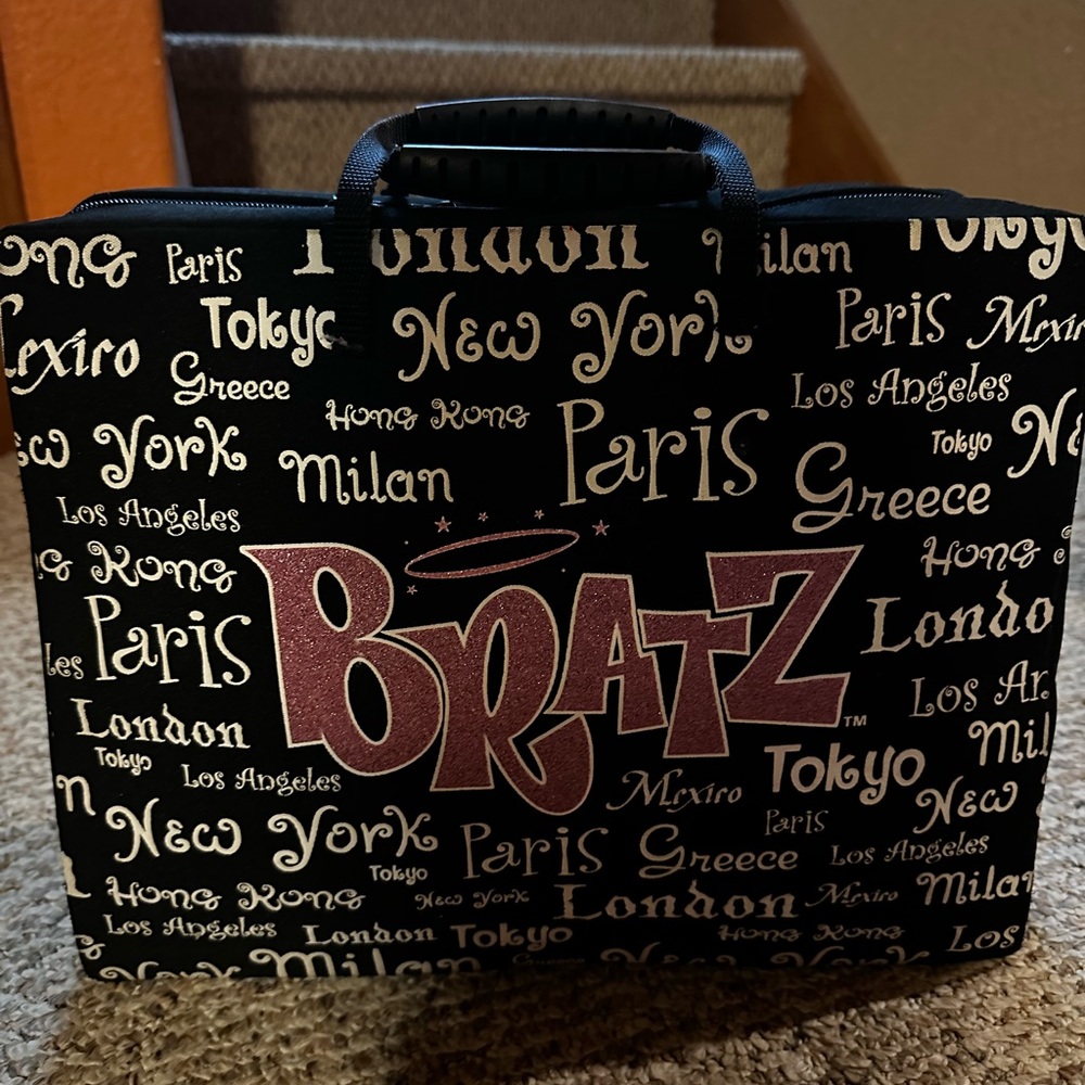 Lot of 11 Bratz dolls (8 girls/3boys) w/ 8 mini Bratz dolls, accessories & case